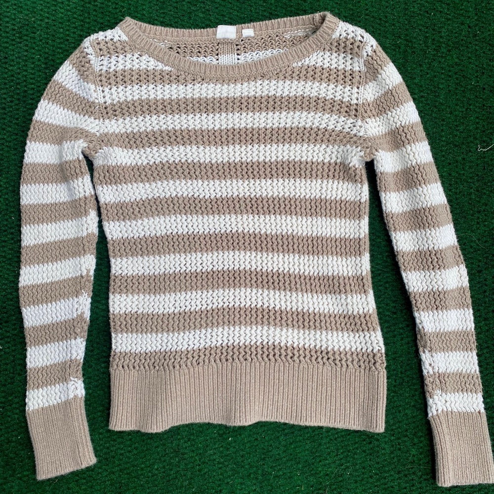 ~ Gap white a light brown stripped knitted sweater✨

* It is a SIZE XS!